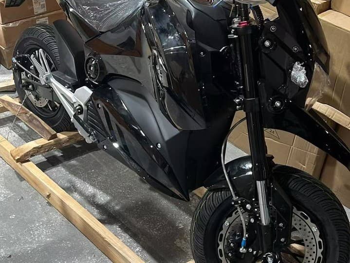 Электромотоцикл на складе в Гуанчжоу